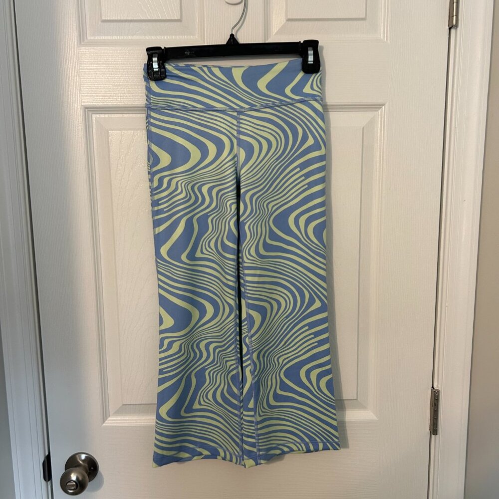 Athleta Girl Chit Chat Kick Flare Capris,‎ M 8/10